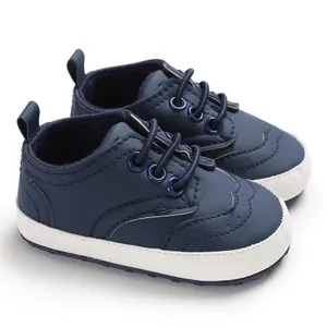Detailopname van marineblauwe babyschoenen met zachte zool voor jongens van 0 tot 1 jaar