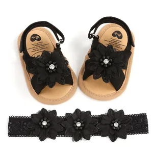 Vue détaillée de sandales noires pour bébé et bandeau à fleurs assorti pour tout-petits