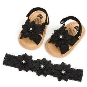 Sandales bébé noires et bandeau en dentelle assorti avec fleurs en tissu