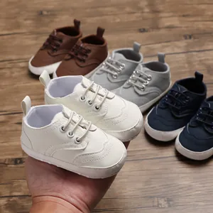 Gedetailleerd overzicht van witte baby oxford schoenen met zachte zool en kleuren
