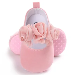 Detailansicht rosa Baby-Prinzessinenschuhe mit feinen dekorativen Netzblumen