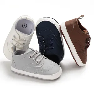 Gedetailleerde weergave van meerkleurige antislip babyloopschoenen met zachte zool