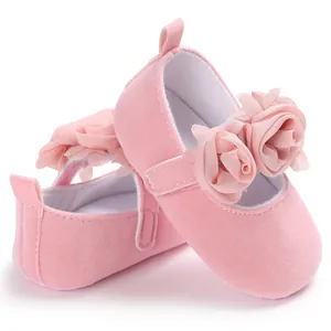 Detailansicht der rosa Baby-Prinzessin-Schuhe mit 3D-Blumen und weicher Sohle.