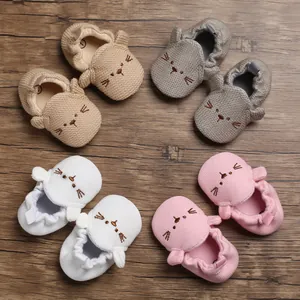 Detailansicht der gestrickten Katzengesicht-Babyschuhe in mehreren Farben