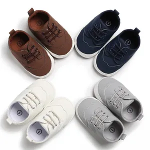 Verschillende antislip babyschoentjes met zachte zool in diverse neutrale kleuren