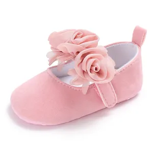 Detailansicht rosa Baby-Prinzessinenschuhe mit weicher Sohle und Stoffrosen-Dekor