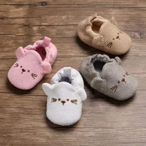 Weich gestrickte Lauflernschuhe für Babys mit süßem Katzenohr-Design in vier Farben