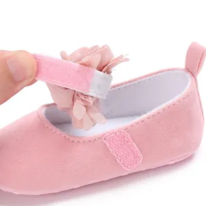 Detailansicht des verstellbaren Klettverschlusses an einem rosa Baby-Prinzessin-Schuh