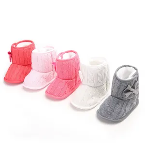 Kollektion von gestrickten Baby-Winterstiefeln in vielen Farben mit weichen Sohlen