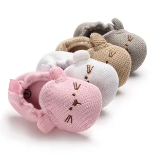 Weiche gestrickte Babyschuhe mit niedlicher Katzenbestickung in verschiedenen Farben