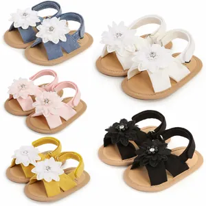 Collection de sandales pour bébés en plusieurs couleurs avec des fleurs blanches souples