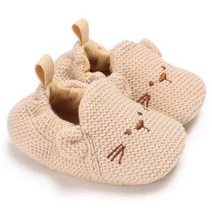 Detailansicht weicher gestrickter Baby-Lauflernschuhe mit süßer Katzenbestickung