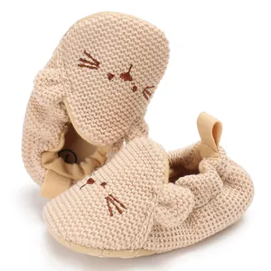 Detailansicht von weich besohlten, gestrickten Baby-Lauflernschuhen mit Katzenstickerei
