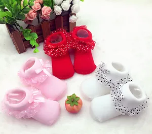 Detailansicht von Baby-Prinzessin-Socken mit Spitze und Satinschleifen in drei Farben