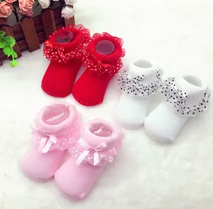 Detailansicht von Baby-Söckchen mit Spitzenrüschen und Schleifen in Pink Weiß Rot