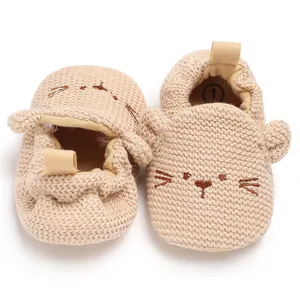 Detailansicht weiche Strick-Lauflernschuhe für Babys mit süßem Katzen-Stickereimotiv