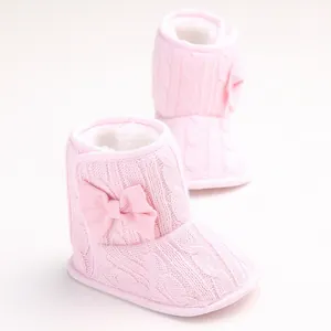 Detailansicht pinkfarbener Strick-Babystiefel mit weicher Sohle und Plüschfutter