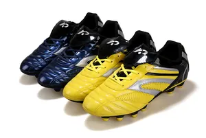 Deux paires de chaussures de football professionnelles pour enfants en jaune et bleu.