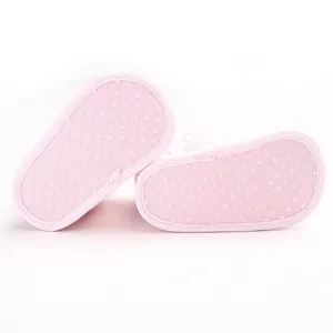 Nahaufnahme der weichen rosa Babyschuhe mit rutschfester Punktsohle für Lauflerner