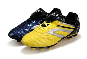 Vue détaillée de chaussures de football pour enfants jaunes et bleues.