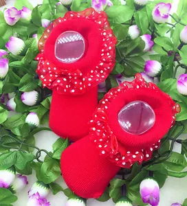 Detailansicht roter Baby-Prinzessin-Socken mit zarten Spitzenrüschen und weißen Punkten