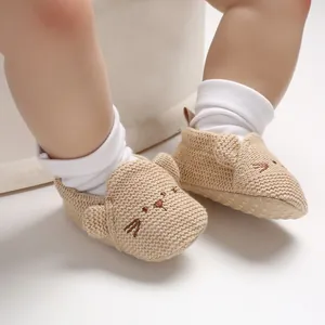 Nahaufnahme von süßem Tiergesicht auf khakifarbenen Strickschuhen für Laufanfänger