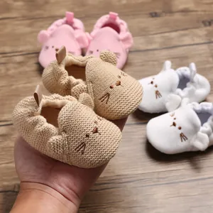 Detailansicht süßer gestrickter Baby-Lauflernschuhe mit weichen Sohlen und Tierbestickung