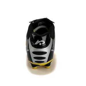Vue arrière détaillée de chaussures de football pour enfants avec crampons jaunes