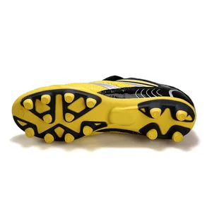 Vue détaillée de la semelle des chaussures de football pour enfants jaune et noir