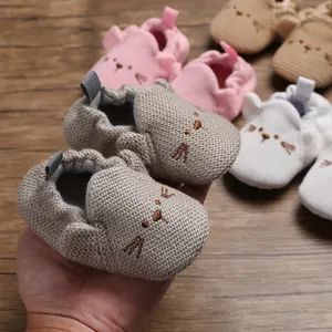 Nahaufnahme von niedlichen gestrickten Baby-Lauflernschuhen mit weichen Sohlen
