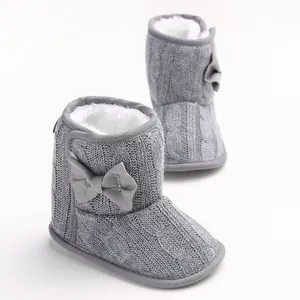 Detailansicht grauer Baby-Winterstiefel mit Zopfmuster, Schleife und weichem Fleecefutter.