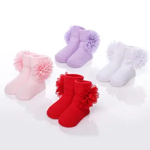 Detailansicht von Neugeborenen-Baumwollsocken mit eleganten Chiffonblumen in 4 Farben