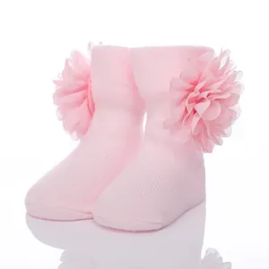Detailansicht von rosa Neugeborenen-Baumwollsocken mit zarten Chiffonblumen-Verzierungen