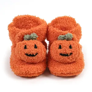 Comodi stivaletti in peluche arancione per neonati con simpatico design a zucca di Halloween