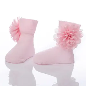 Detailansicht rosa Neugeborenen-Baumwollsocken mit großer dekorativer Schifffonblume