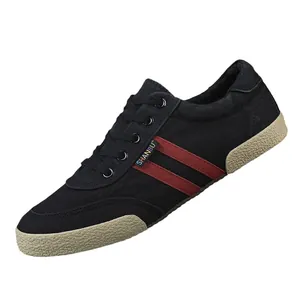Klassische schwarze Low-Top-Canvas-Sneaker für Herren mit markanten roten Streifen