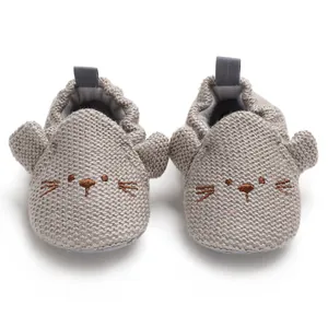 Detailansicht grauer Strick-Lauflernschuhe für Babys mit gesticktem Mausgesicht