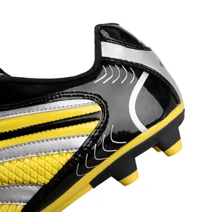 Gros plan détaillé du talon et des crampons moulés d'une chaussure de football pour enfants