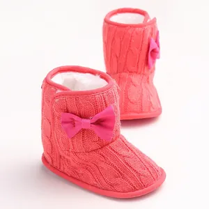 Detailansicht der pinkfarbenen Strick-Babystiefel mit weicher Sohle und süßer Schleife