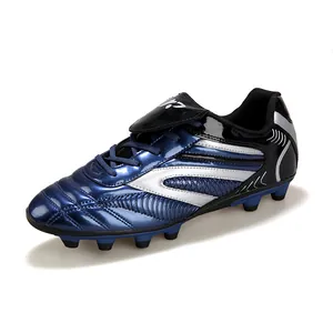 Vue latérale de chaussures de football professionnelles bleu et noir pour enfants.