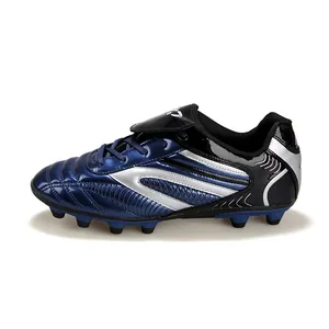 Vue latérale détaillée des chaussures de football professionnelles bleu et argent pour enfants