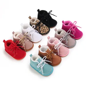 Bunte Kollektion von verdickten Lauflernschuhen für Babys mit weichem Plüschfutter und Sohlen