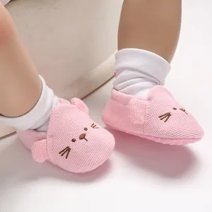 Detailansicht rosa gestrickte Babyschuhe mit süßem Katzenstickerei-Design für Lauflernanfänger