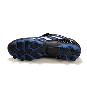 Vue détaillée de la semelle extérieure des chaussures de football pour enfants avec crampons