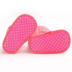 Detailansicht der rutschfesten Sohle dieser warmen rosa gestrickten Baby-Winterstiefel