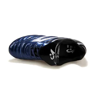 Vue détaillée de dessus d'une chaussure de foot enfant bleue avec finition brillante et argent