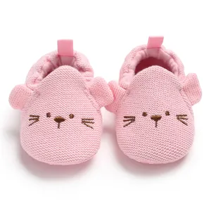 Detailansicht der Strickstruktur und Stickerei der rosa Baby-Lauflernschuhe für Mädchen