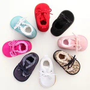 Gruppenansicht bunter Baby-Laufschuhe mit dickem Plüschfutter und Gummisohlen.