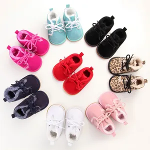 Nahaufnahme farbenfroher, mit Fleece gefütterter Baby-Lernschuhe in verschiedenen Farben.