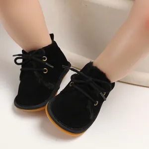 Nahaufnahme schwarzer Baby-Lauflernstiefel mit weichem Kunstfellfutter und Gummisohle